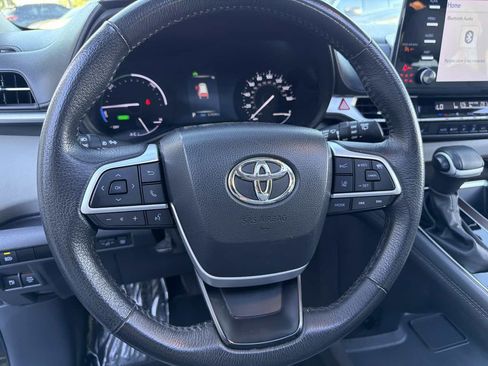 Used 2024 Toyota Sienna XLE FWD image 49
