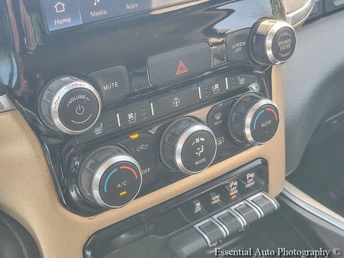 Used 2022 RAM 1500 Laramie AWD/4WD image 16