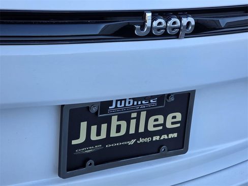 Used 2023 Jeep Grand Cherokee Laredo w/ Luxury Tech Group I image 26