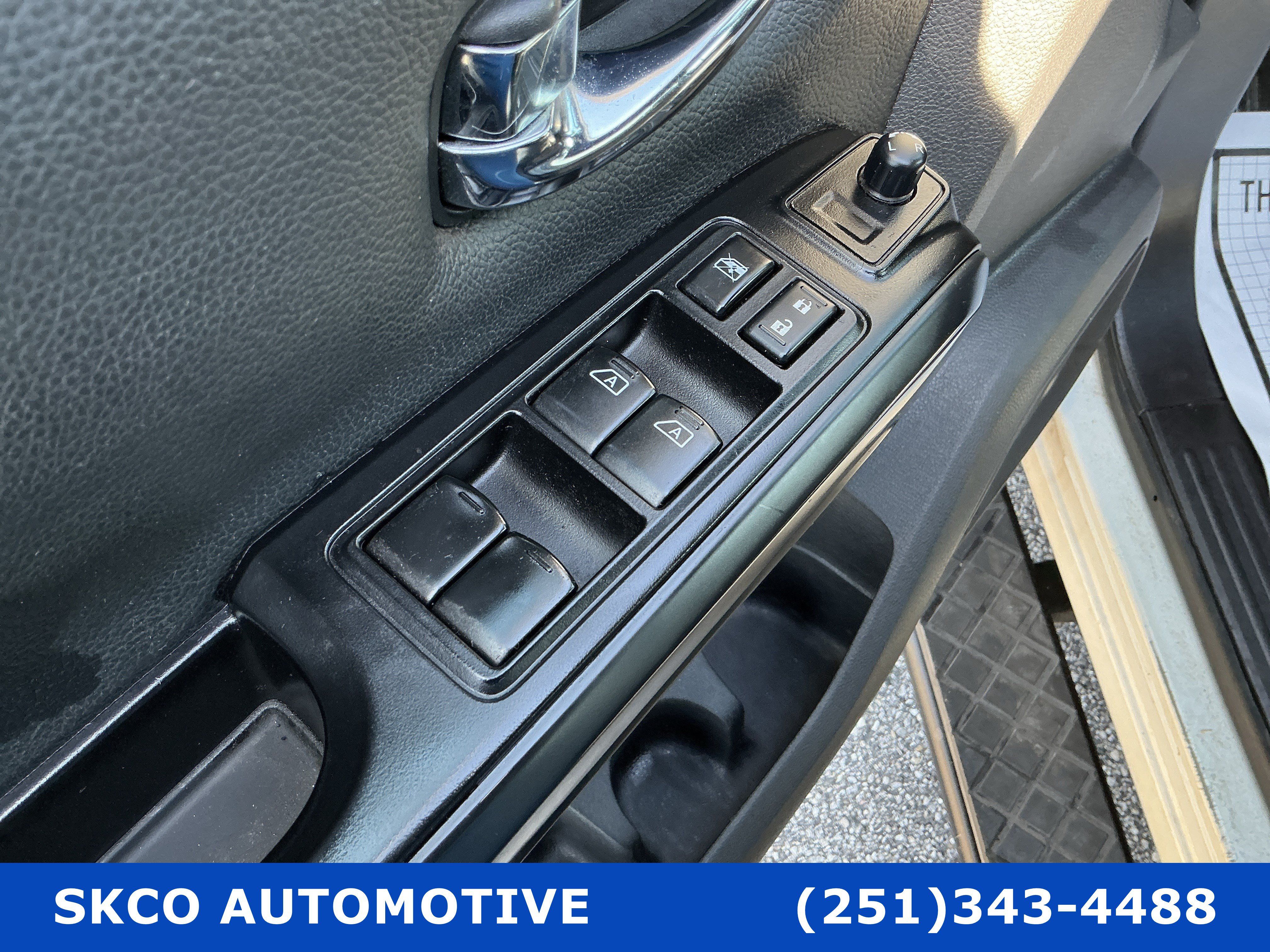 Used 2018 Nissan Titan SL w/ Midnight Edition AWD/4WD image 22