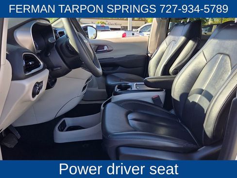 Used 2024 Chrysler Pacifica Touring-L image 14