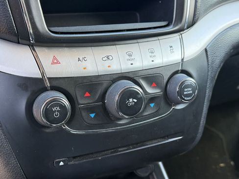 Used 2019 Dodge Journey SE FWD image 17