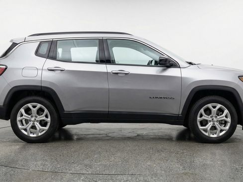 Used 2025 Jeep Compass Latitude image 11