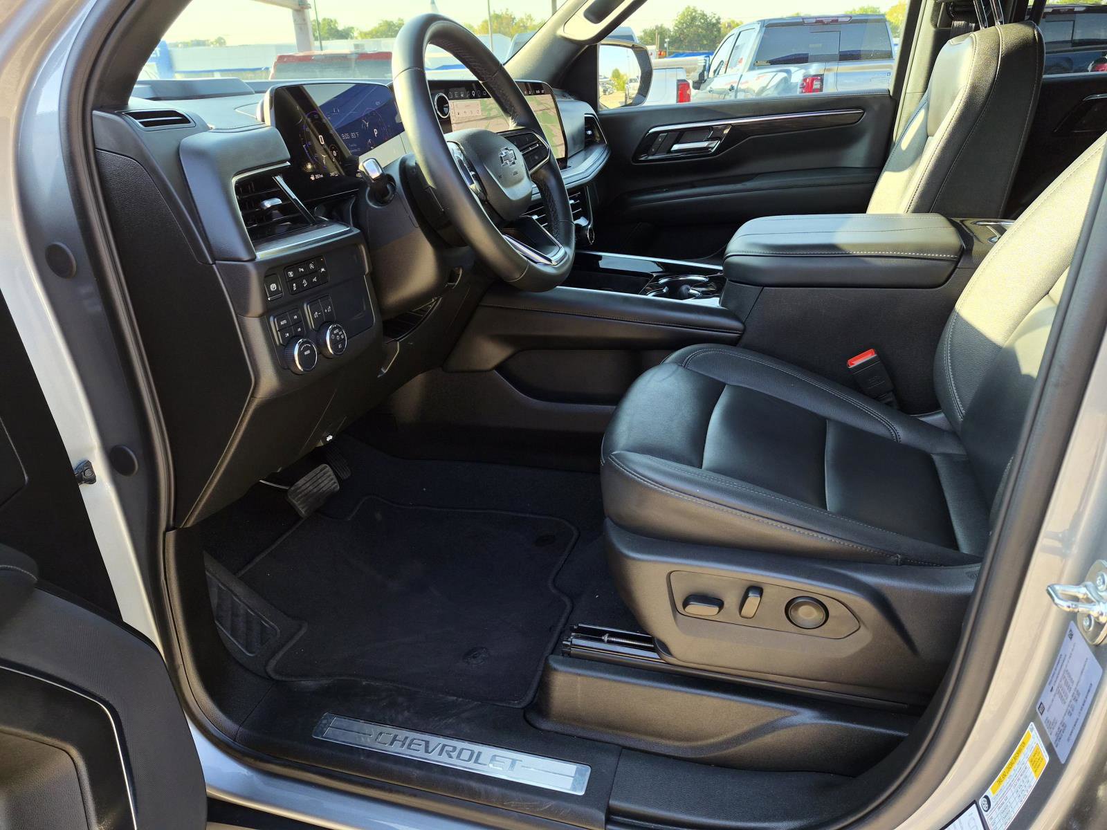 Used 2025 Chevrolet Suburban Z71 AWD/4WD image 2