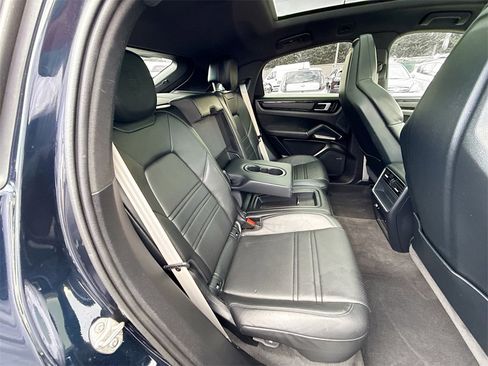 Used 2022 Porsche Cayenne Platinum Edition image 32