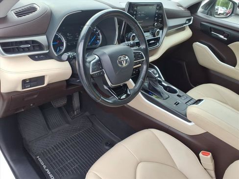 Used 2021 Toyota Highlander XLE AWD/4WD image 6