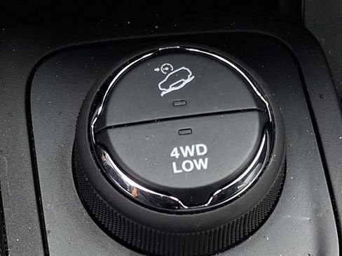 Used 2017 Jeep Cherokee Overland w/ Technology Group AWD/4WD image 18
