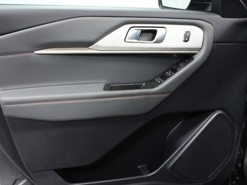 Used 2025 Ford Explorer Active w/ Active Comfort Package image 11