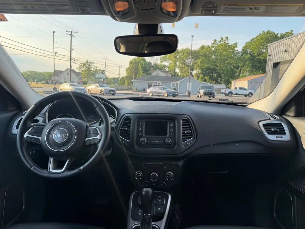 Used 2018 Jeep Compass Latitude w/ Cold Weather Group AWD/4WD image 9
