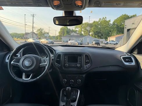 Used 2018 Jeep Compass Latitude w/ Cold Weather Group AWD/4WD image 9