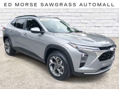 Certified 2025 Chevrolet Trax LT w/ Driver Confidence Package image 5