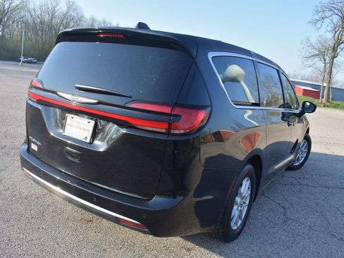 Used 2025 Chrysler Pacifica Select FWD image 8