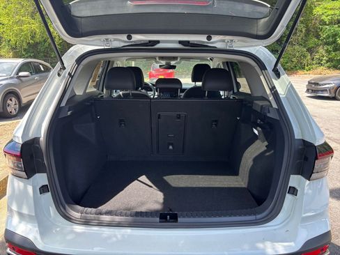 Used 2025 Volkswagen Taos SE AWD/4WD image 32