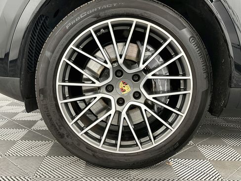 Used 2023 Porsche Cayenne w/ Premium Package AWD/4WD image 33