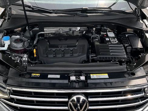 Used 2022 Volkswagen Tiguan SE w/ Panoramic Sunroof Package FWD image 32