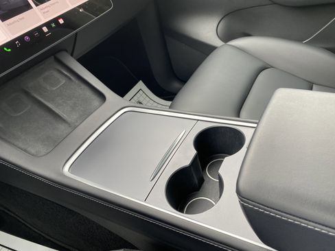 Used 2022 Tesla Model Y Long Range image 28