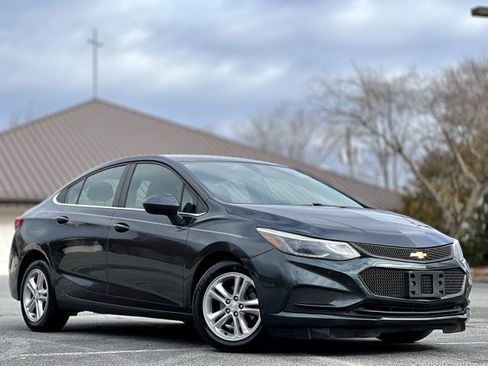 Used 2018 Chevrolet Cruze LT w/ Convenience Package image 3
