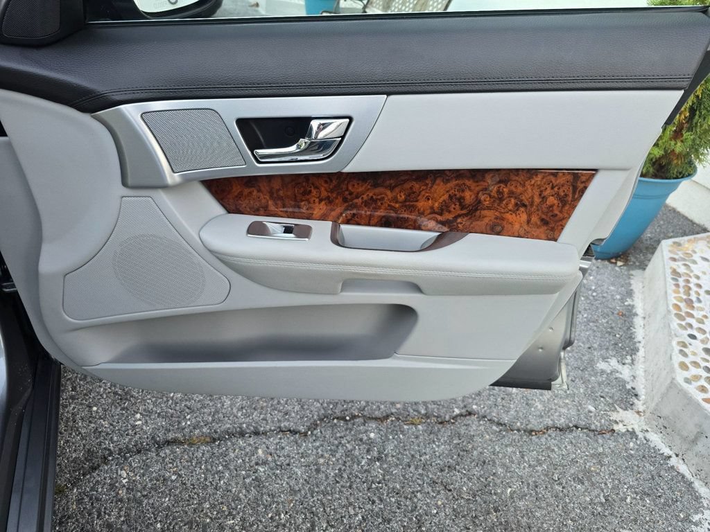 Used 2013 Jaguar XF RWD image 20