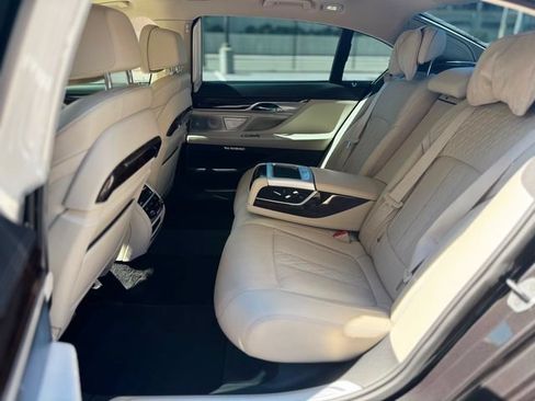 Used 2017 BMW 750i RWD image 39