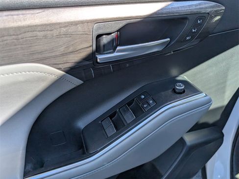 Used 2020 Toyota Highlander Limited image 9