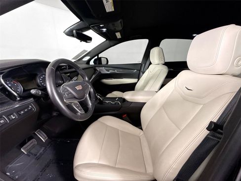 Used 2024 Cadillac XT5 Sportv w/ Technology Package AWD/4WD image 3