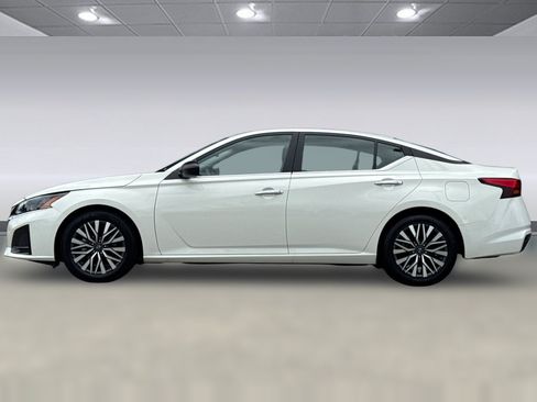 Used 2025 Nissan Altima 2.5 SV FWD image 2