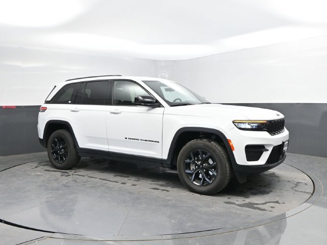 Used 2025 Jeep Grand Cherokee Altitude AWD/4WD image 3