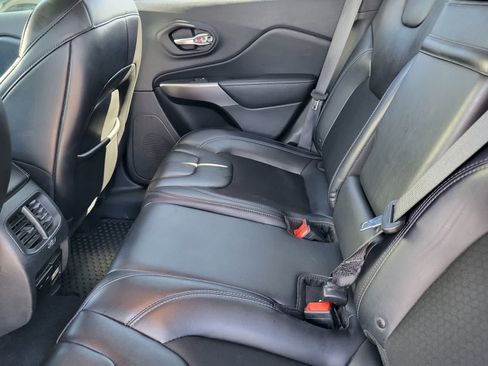 Used 2019 Jeep Cherokee Latitude Plus w/ Comfort/Convenience Group AWD/4WD image 28