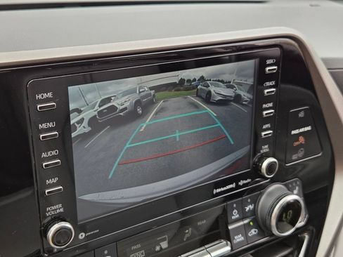 Used 2022 Toyota Highlander XLE FWD image 22