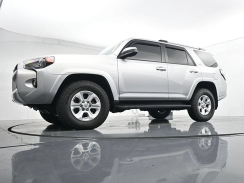 Used 2021 Toyota 4Runner SR5 AWD/4WD image 31