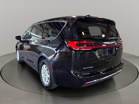 Used 2025 Chrysler Pacifica Select FWD image 5