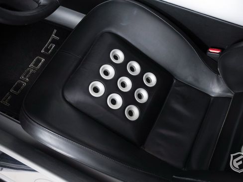 Used 2006 Ford GT RWD image 17