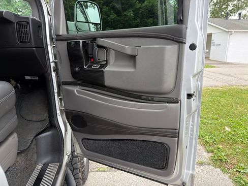 Used 2018 GMC Savana 3500 Extended RWD image 25