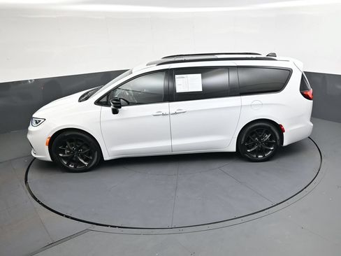Used 2025 Chrysler Pacifica Limited FWD image 36