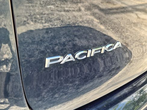 Used 2022 Chrysler Pacifica Touring-L FWD image 7