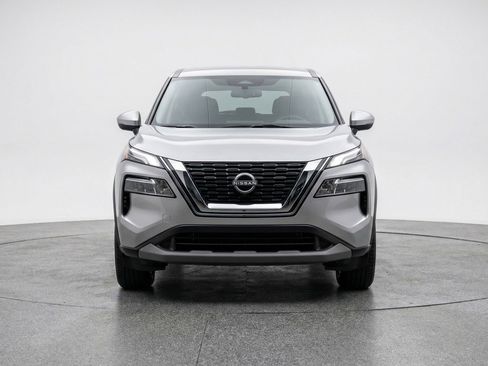 Used 2025 Nissan Rogue SV image 2