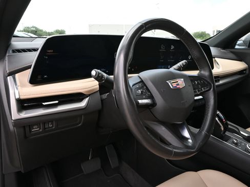 Used 2024 Cadillac XT4 Luxury w/ Cold Weather Package FWD image 18