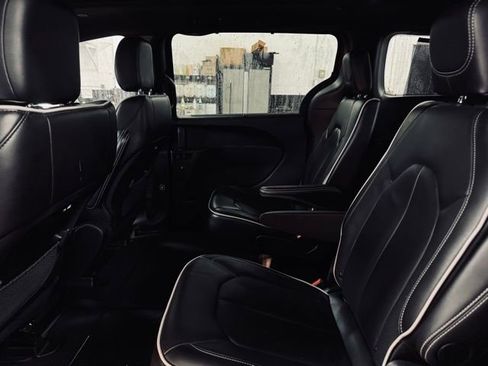 Used 2025 Chrysler Pacifica Limited FWD image 22