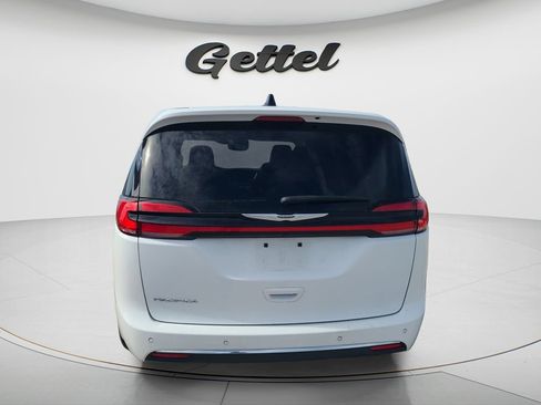 Used 2023 Chrysler Pacifica Touring-L FWD image 4