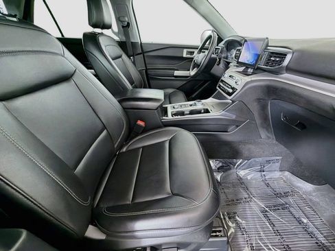Used 2024 Ford Explorer XLT w/ Equipment Group 202A AWD/4WD image 22