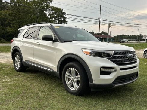 Used 2020 Ford Explorer XLT w/ Equipment Group 202A AWD/4WD image 2