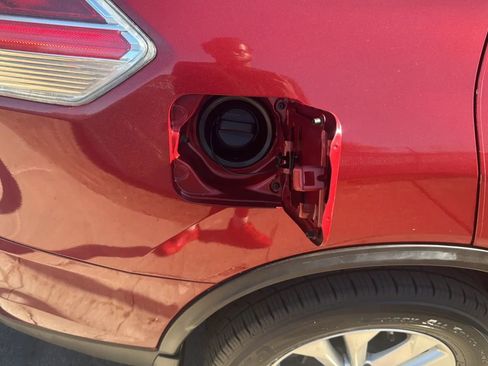 Used 2016 Nissan Rogue SV FWD image 45