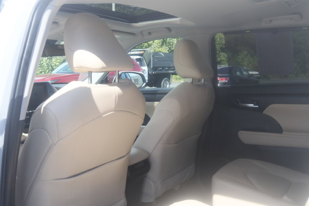 Used 2025 Toyota Highlander XLE AWD/4WD image 21
