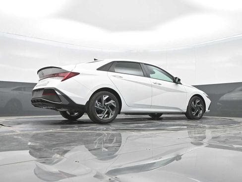 Certified 2025 Hyundai Elantra SEL FWD image 36
