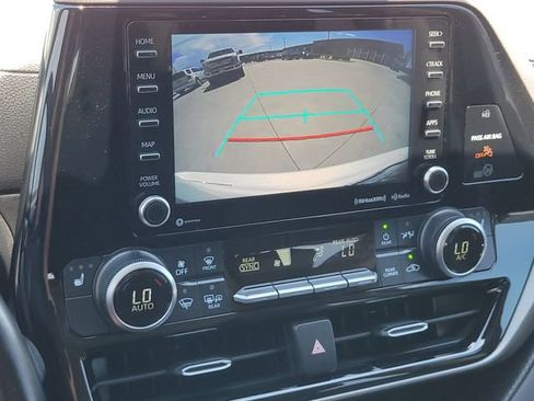 Used 2020 Toyota Highlander XLE AWD/4WD image 17