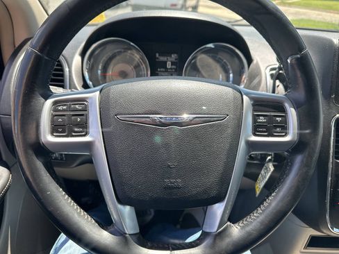 Used 2013 Chrysler Town & Country Touring FWD image 16
