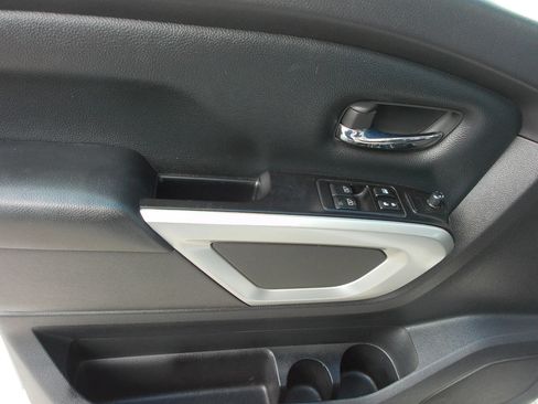 Used 2018 Nissan Titan SV AWD/4WD image 13