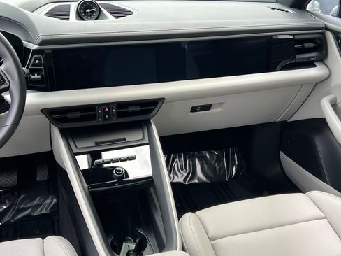 Used 2025 Porsche Macan Electric w/ Premium Package RWD image 31