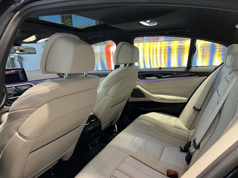 Used 2023 BMW M550i xDrive w/ Dynamic Handling Package image 28