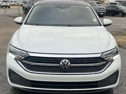 Used 2024 Volkswagen Jetta SE image 3